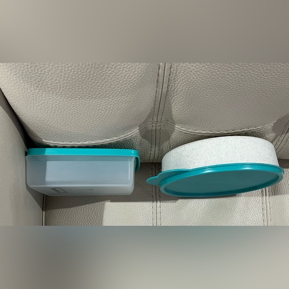 Vintage/unused Tupperware lunch repeatable 1405-24 and 670-30 aqua lids - Picture 3 of 4